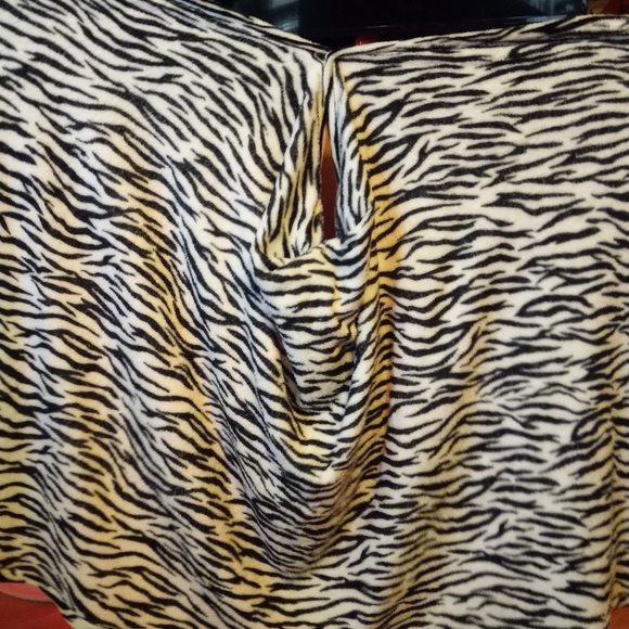 Secret Treasures Sleepwear Wrap Hooded Zebra Print Snug Adult Wearable Blanket - Picture 5 of 10